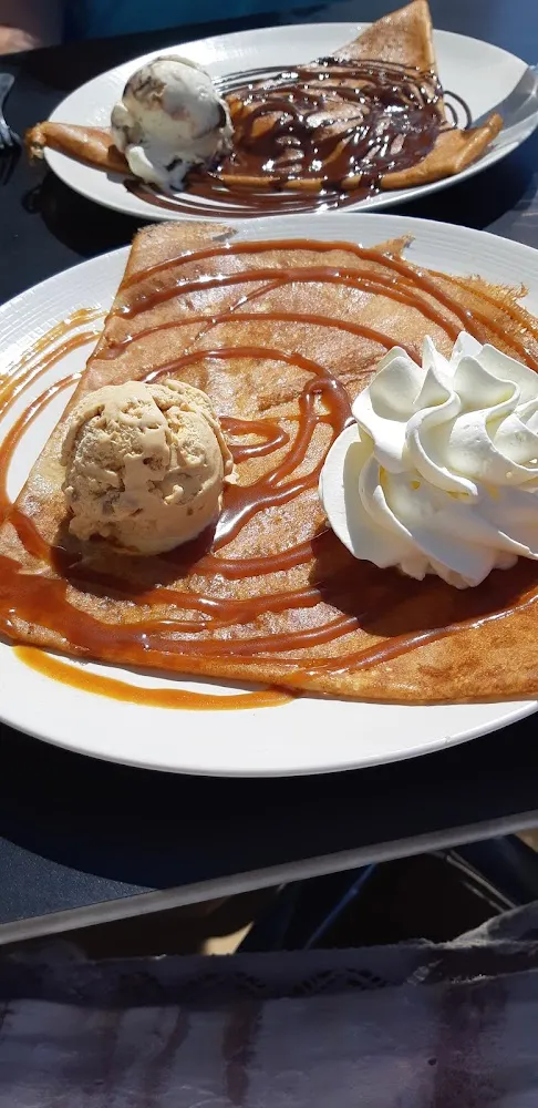 Crêpe Au Caramel Au Beurre Salé Et Glace